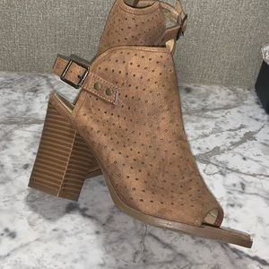 Diba size 7 tan faux leather peep toe heeled bootie